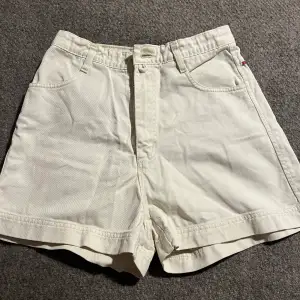 As coola vita jeans shorts perfekt till höst och sommar. Passar med allt! Säljer billigt eftersom jag vet inte vad det är för märke. Har haft ganska länge men är i bra skick!😍(Lånad bild)