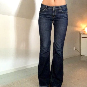 Lågmidjade Flare jeans  - Levis jeans i modellen 572 ”Bootcut”, uppsprättade längst ner för att passa mig som är 175cm. Innebensmått: 84 cm. Har sytt in låren ca 1,5 cm för att de skulle sitta tajtare i låren, men inget som syns. Har även sytt in midjan ca 1 cm. Midjemått: 39 cm 
