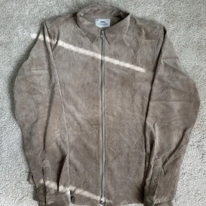 Overshirt från Ciszere - Säljer en overshirt från Ciszere då den inte kommer till användning. Kanppt använd, nypris omkring 1100 kr. Storlek M.  