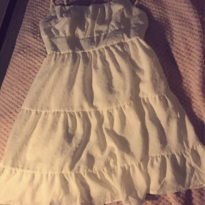  Vit sommarklänning  - Super söt kort, volang klänning till sommaren, med straps. Stretchig i ryggen. Från Shein i jätte bra skick, ej använd.