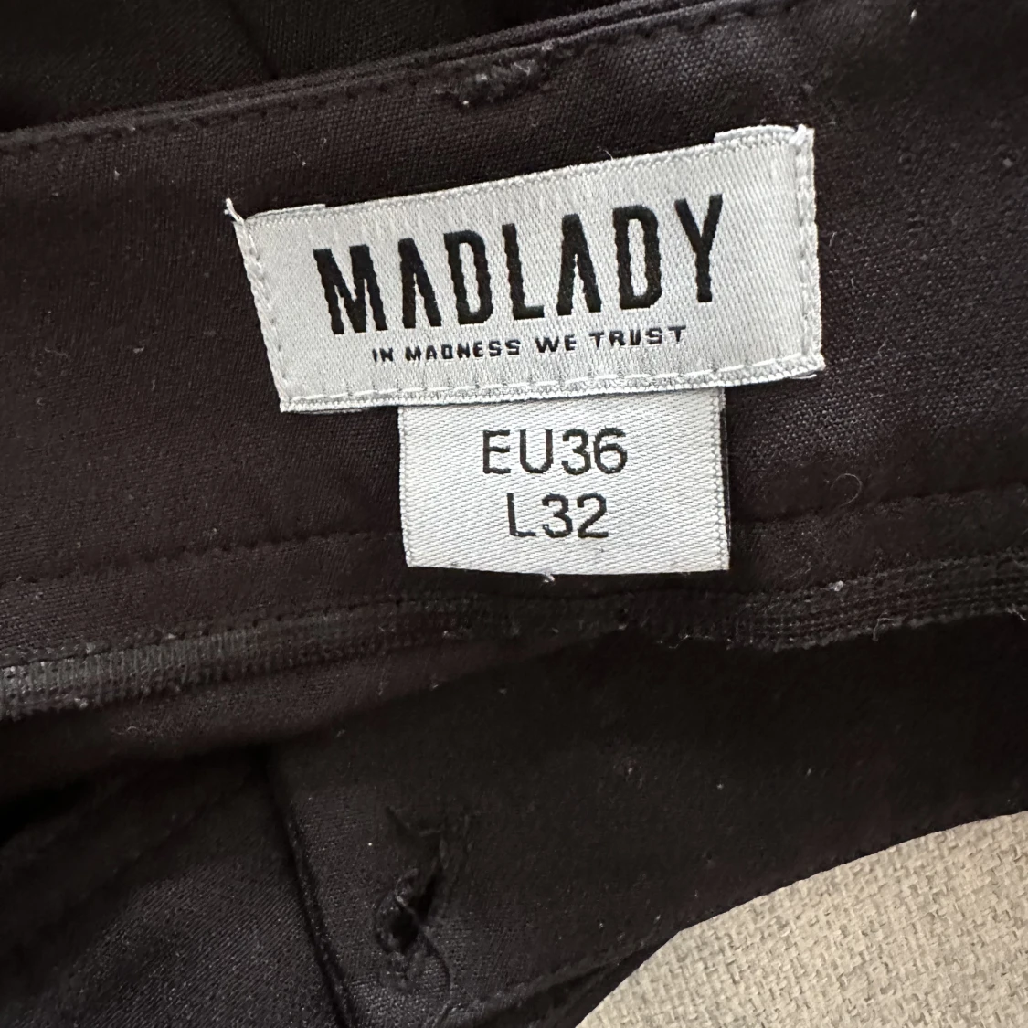 Svarta kostymbyxor  - 91