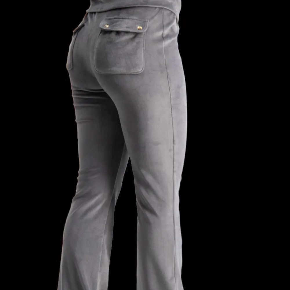 AMY VELOUR sett från kidzbrandstore i storlek 14-15 passar folk i M,S och även L.  Använda 2 gånger innan och väl använda. Ser ut som juicy men är Amy velour set. 🩶 kan säljas för sig också . Jeans & Byxor.