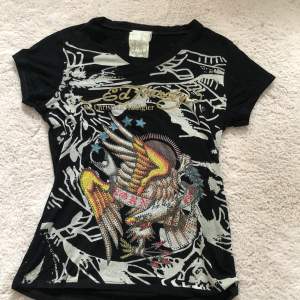 Säljer min Ed Hardy tee med rhinestones eftersom att den inte kommer till användning. Org priset var 499 kr, tröjan är i prima skick och sitter perfekt. Priset kan diskuteras💓💞