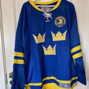 Svenska landslaget hockey tröja i storlek L/XL  Köparen står för frakten!🌸