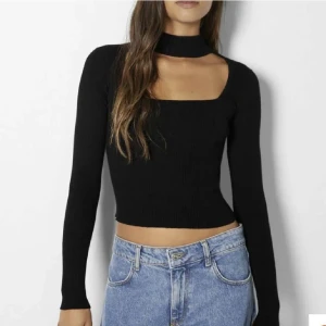 Tröja  - Säljer min svarta långärmade tröja från berskha för att den inte kommer till användning längre, den är i gott skick 