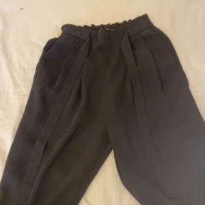 Kostymbyxor  - Kostymbyxorna är korta i benen 