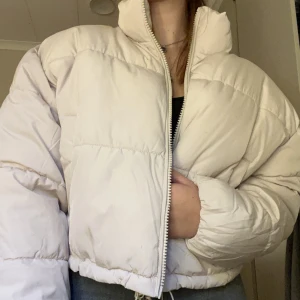 Pufferjacka - Beige pufferjacka från HM. Använd fåtal gånger och i bra skick.