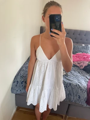 Klänning  - Super snygg vit klänning från zara 