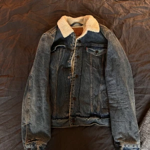 Levis jeans jacka - Säljer en Levis jeans jacka. Storlek M  Skriv vid frågor eller funderingar
