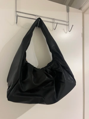 Väska - Väska i fint skick! Köparen står för ev frakt. 