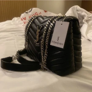 Yves saint laurent  - Jätte fin ysl loulou väska helt ny mellan modell. Silver detaljer 💖 (säljer åt min syster) 