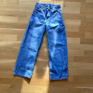Ljusblåa vida jeans i storlek 140. Använda men ej slitna. Frakt 30kr. 