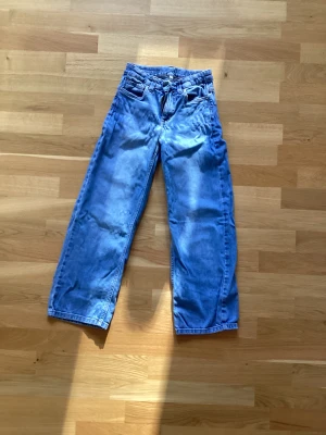 Mid waist wide jeans - Ljusblåa vida jeans i storlek 140. Använda men ej slitna. Frakt 30kr. 