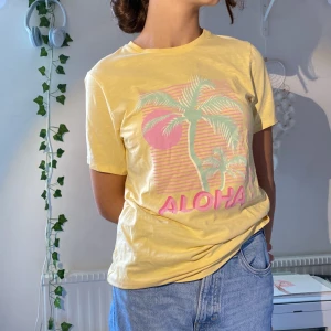Gul T-shirt  - Gul T-shirt med tryck ❤️ superfint skick utan hål eller fläckar 😍 från nameit 
