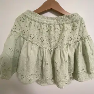 Sååå himla fin kjol från zara! Säljer då den är för stor för mig tyvärr! Finns inte att köpa längre💘 Nyskick, har inte andvänt den en ända gång!