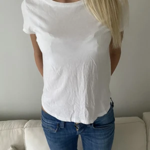 T-shirt  - Vit tshirt som inte längre kommer till användning! Skriv för fler frågor! 