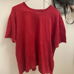 röd tröja - en röd tröja, lite glittrig (!) från beyond retro