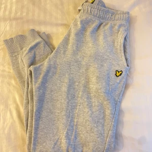 Lyle & scott mjukisbyxor - Mjukisbyxor, barnstorlek sitter som xs. Pga litet hål vid baksidan sjunker priset mycket. Köpt för 500kr