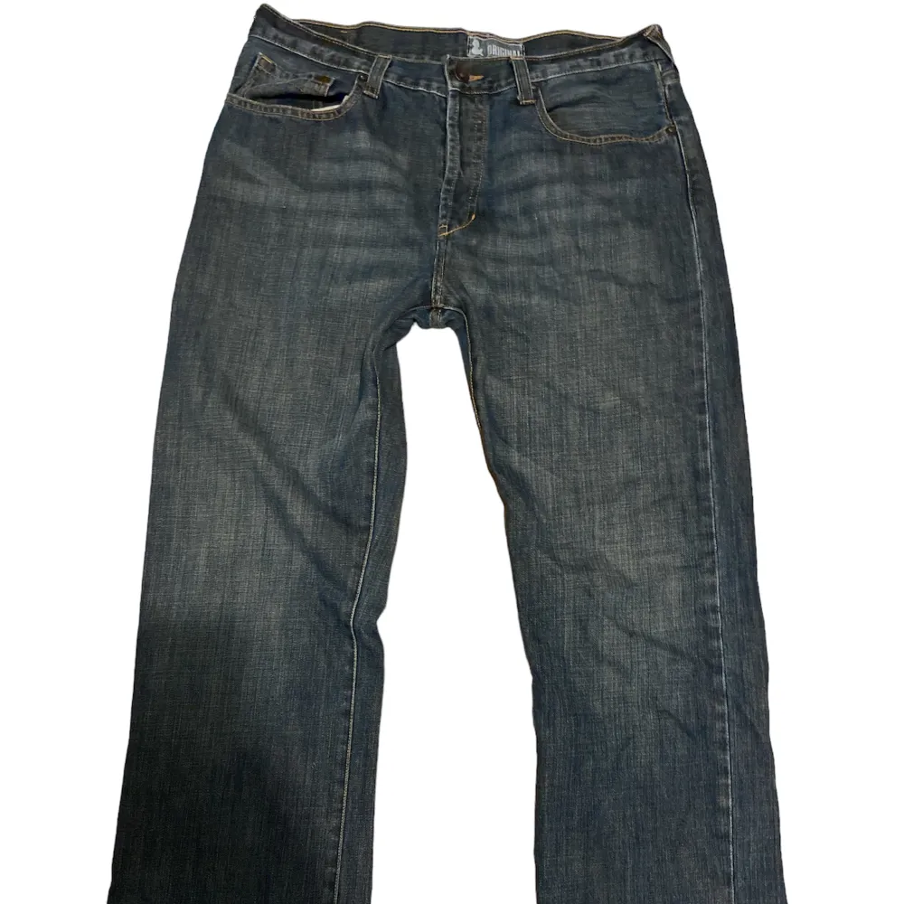 ett par lågmidjade jeans ifrån hm, säljer pgr av att dem e för stora! Nästan aldrig använda. Jeans & Byxor.
