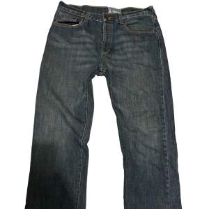 ett par lågmidjade jeans ifrån hm, säljer pgr av att dem e för stora! Nästan aldrig använda