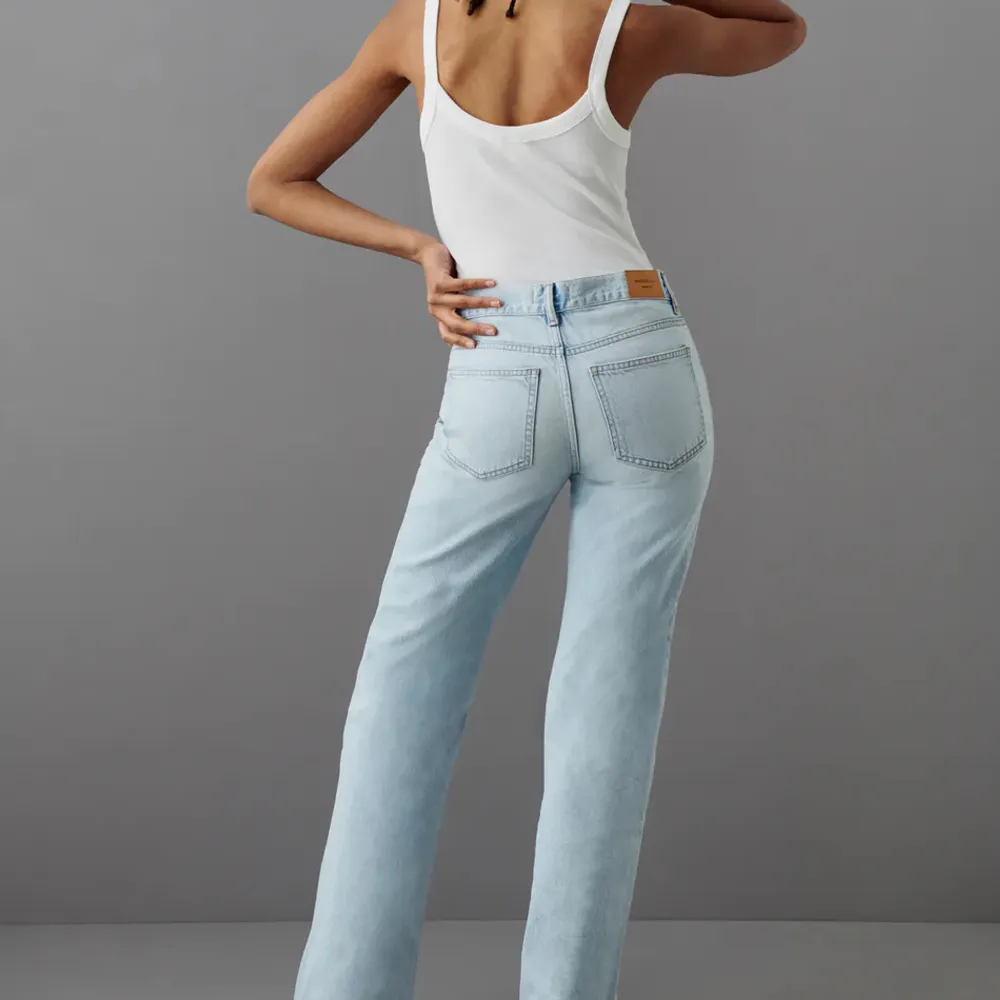 Säljer mina low waist jeans från gina då de tyvärr blivit för stora❣️använda fåtal gånger. Jeans & Byxor.
