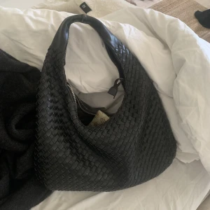 Bottega veneta dupe - Finare väskan som ska likna bottega veneta! Använd men i bra skick! Kommer dock tyvärr inte till användning längre 💕🫶🏻
