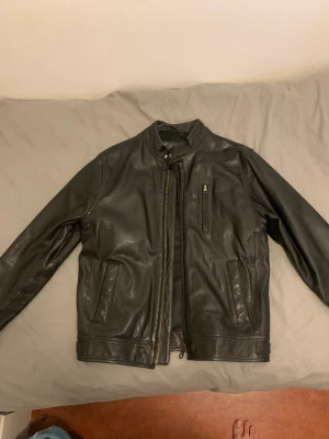 Äkta läderjacka M - Bikermodel, äkta läder kan visa stämpel vid förfrågan