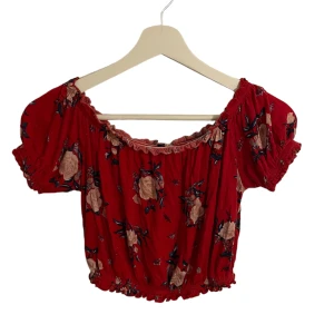 Röd/blommig topp - En röd och blommig topp i storlek S från divided. Nyskick. 