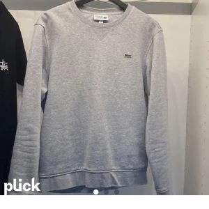 Grå Lacoste tröja - Tja, säljer en lacoste tröja i ny skick, skriv vid frågor eller mer bilder.