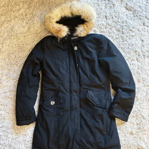 Woolrich Vinterjacka   - Woolrich vinterjacka i strl M  Väldigt gott skick!   Säljs pga att jag gått ner 4 storlekar och den passar tyvärr inte längre.   Nypris : 12.500:- , köpt på Woolrich butiken i Göteborg för några år sedan.