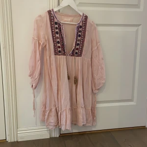 En oddmolly tunika i minsta storlek (0) - Rosa tunika med fin brodering vid bröstkorgen