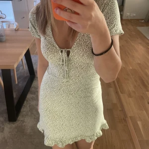 Blommig klänning  - Säljer den här jätte fina gröna blommiga klänningen som är köpt förra året, knappt använd och är i nyskick 