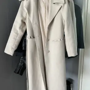 Beige kappa från NA-KD i strl 36  (Ny pris 1 199kr) 