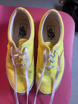 Vans skor  -  hej jag säljer de här skorna för att jag har vuxit ur dem. De är använda ett fåtal gånger. De har någon fläck som inte är jätte synlig. 