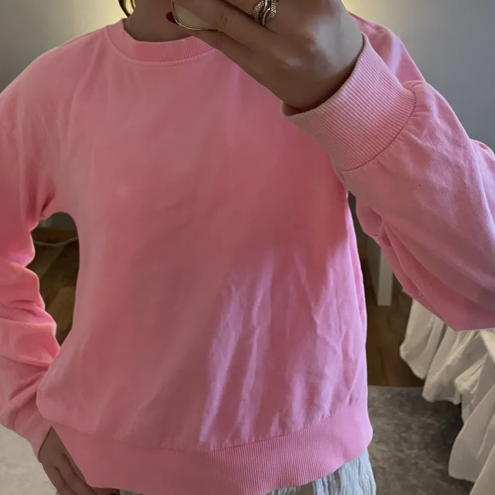Säljer denna neon rosa sweatshirten,har använt få gånger och är i bra skick💗 . Tröjor & Koftor.