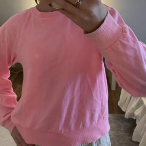 Säljer denna neon rosa sweatshirten,har använt få gånger och är i bra skick💗 