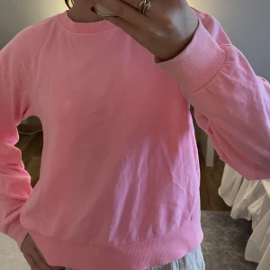 Sweatshirt  - Säljer denna neon rosa sweatshirten,har använt få gånger och är i bra skick💗 