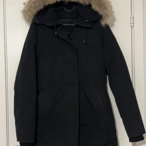 Canada Goose Victoria Parka - Figursydd. Fin och skön jacka som inte längre passar tyvärr. Knapparna på baksidan har lossnat, annars i fin skick.