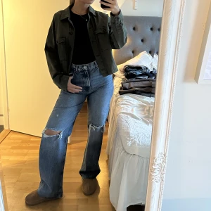 Grön jacka - Superfin tunn jacka som passar perfekt till hösten ❤️står ingen storlek men skulle gissa på S