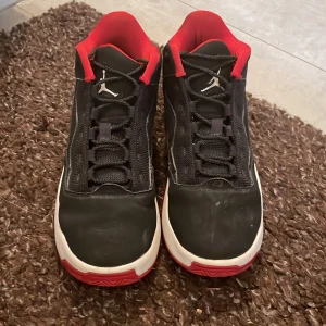 Jordans - Skit snygga jordans som har kommit till användning men är i bra skick😇 Köptes för 1000kr😘 Priset kan diskuteras!