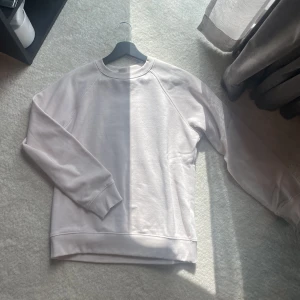 Ljusrosa tröja - Säljer denna ljusrosa sweatshirten i storlek xs! Den är lite nopprig med inget jag tycker stör! 😊