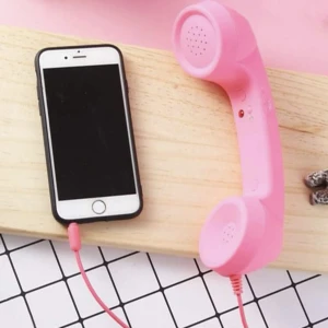 Retro Mobiltelefon Handenhet - Cool Retro mobiltelefon, funkar riktigt bra roligt att lyssna p musik i den, den har 4.88 stjärnor på shein, rosa och fin den är 22,7  cm lång och 6,8 bredd, original pris är 75kr