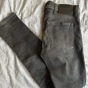 Replay Jeans Svart - Jeans från märket Replay. Byxorna är köpta nydligen och har bara kommit till användning 1 gång och är i nyskick. 