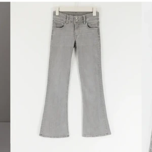 Low waist jeans - Säljer dessa sjukt fina low waist bootcut jeans i strl 164/34. Dem är slut sålda överallt. Buda från 300 kr elle köp direkt för 350 kr💕Vill tillägga att dem e oanvända med prislappen kvar☺️