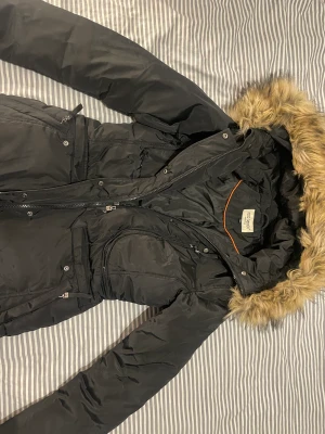 Rocco barocco stockholm, vinterjacka  - Använt en vinter, den är i fint skick. Storlek 38. Nypris 1900 kronor. Säljer den för 900. 