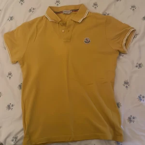 Moncler piké  - Storlek M   Gammal model Pris kan sänkas