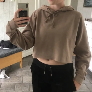Bikbok Hoodie  - Superskön tröja från Bikbok i bra skick. Färgen är beige/brun. Nypris ca 399 kr, kan diskutera pris!