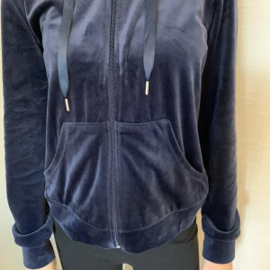 Velour hoodie  - Från Gina Tricot🦋 Använd men är i mycket fint skick. Mjukt material med en fin luva. Den är Oversized på mig som är 170. 