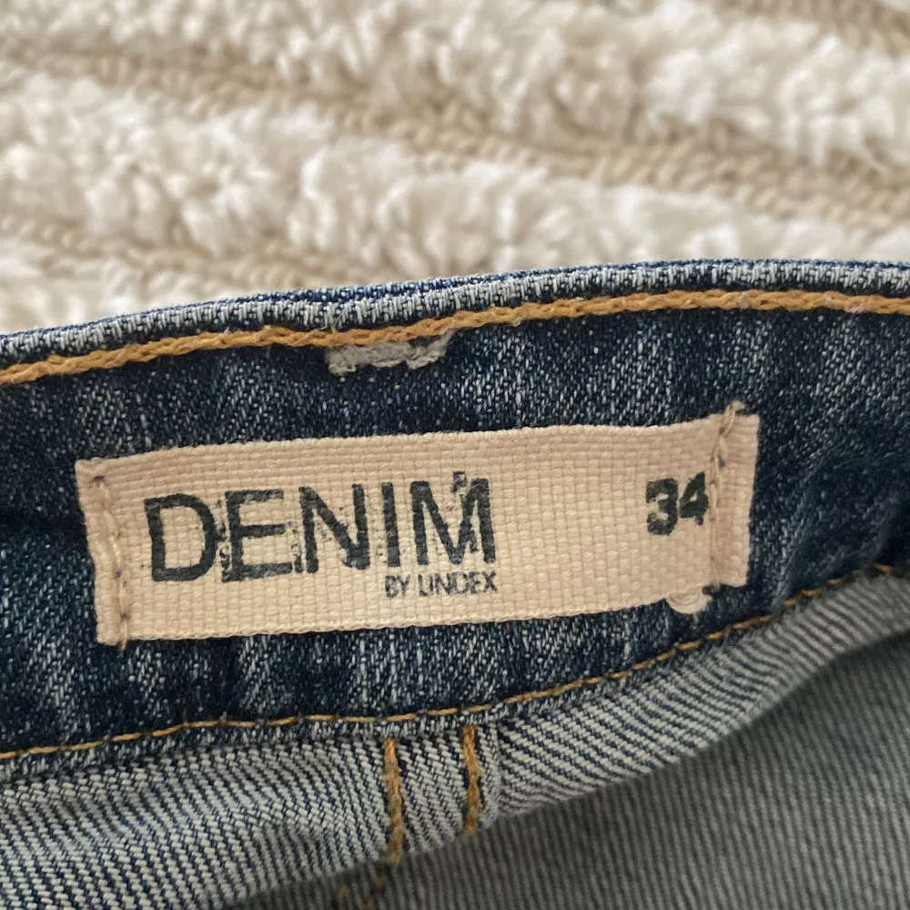 Säljer dess jeans shorts från lidex för att de inte kommer till användning❤️ingen aning om ordinarie pris men de är i bra skick❤️priset går abslout att diskutera, satte det beroende på användning och skick . Shorts.