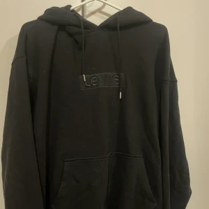 Levis hoodie - Storlek S men sitter som en M. Använd men i gott skick.